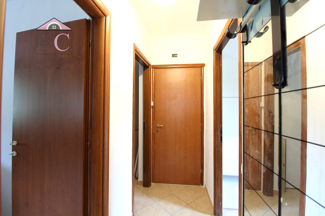 duplex ristrutturato con balconi e posto auto 4.jpg